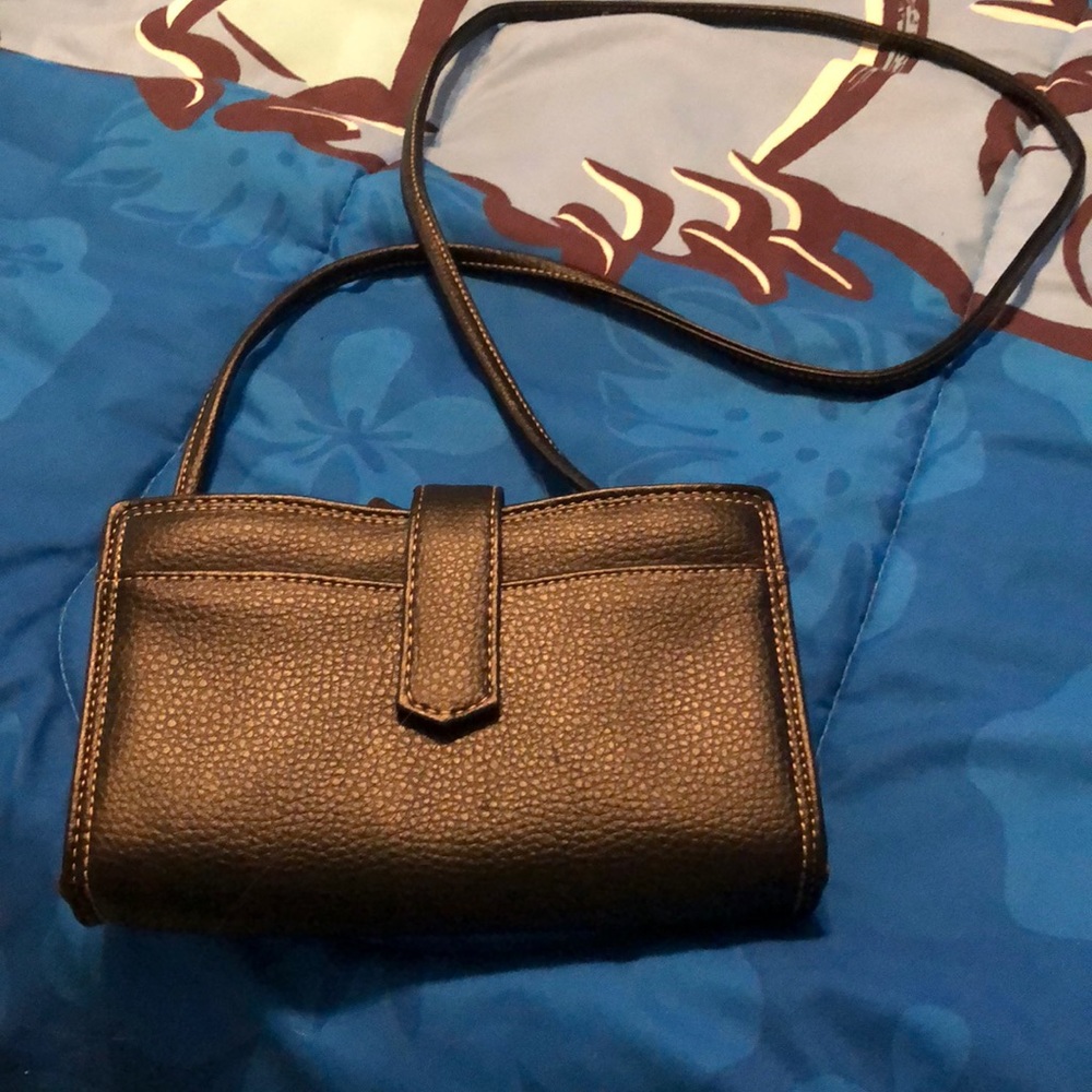 Buxton bag comes with a mirror and tiny wallet